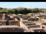 05550 ostia - regio iii - insula x - caseggiato degli aurighi (iii,x,1) - blick ri caseggiato del regio iii - insula xvii - caseggiato del mitreo della planta pedis (iii,xvii,2) - serapeo - ri westen.jpg